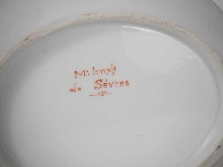 Tasse et sous tasse de style Empire en porcelaine blanche et dorée en 