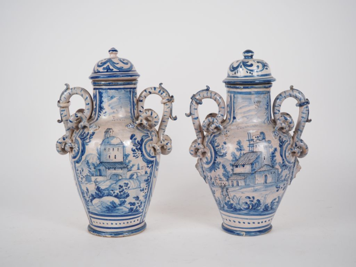 Paire de potiches couvertes italiennes XIXème en faience, à décor en c
