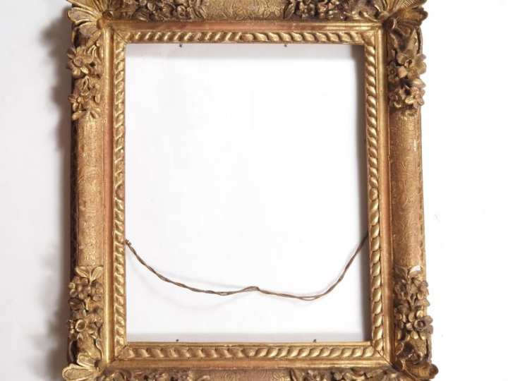 Cadre XVIIIème en bois doré  Dim. 77 x 64 cm