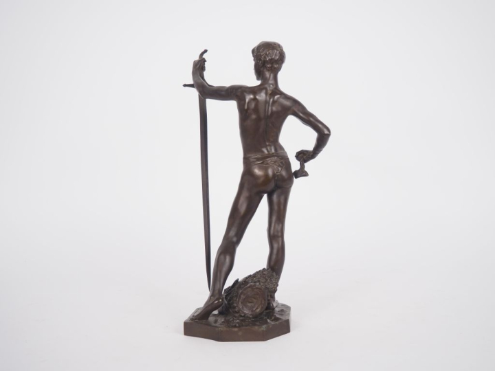 Michel BEGUINE.  "David vainqueur"  Sculpture en bronze à patine brune