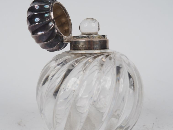 Flacon de toilette anglais en cristal, à décor de côtes torses, boucho