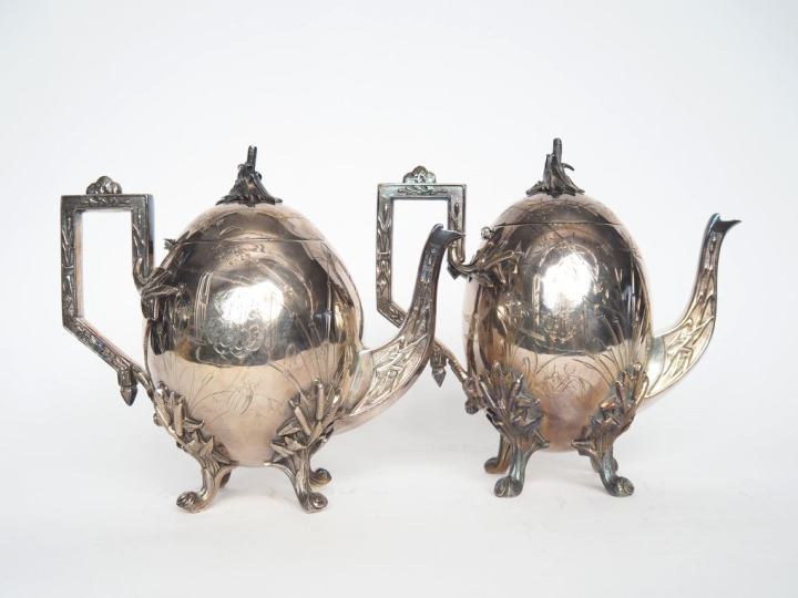 FRENAIS.  Cafetière et théière Napoléon III en métal argenté à décor d