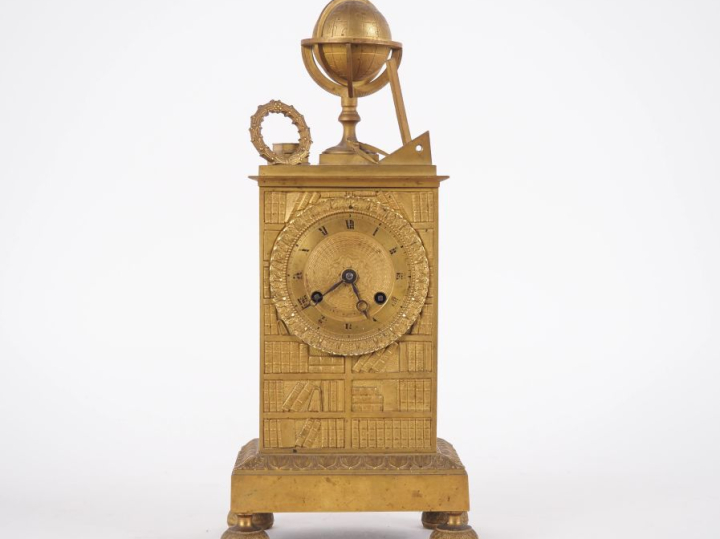 Pendule borne Restauration en bronze doré figurant une allégorie de la