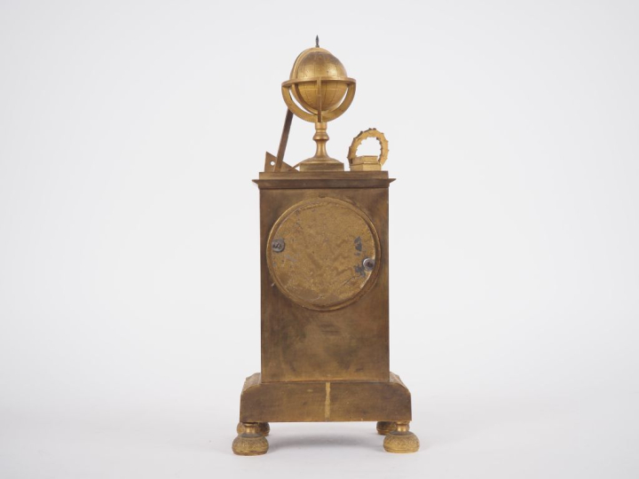 Pendule borne Restauration en bronze doré figurant une allégorie de la