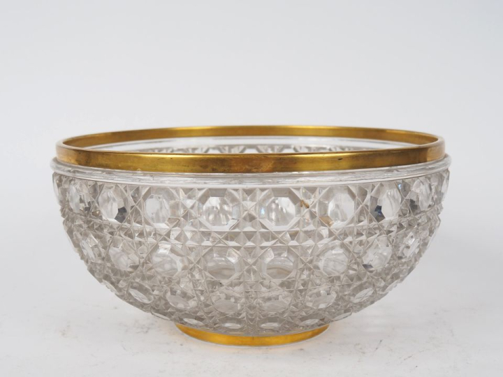 BACCARAT.  Coupe en cristal à décor de croisillons, talon et col dorés