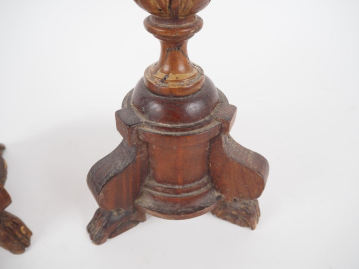 Paire de bougeoirs XIXème en bois sculpté et tourné, pieds griffe.  H.
