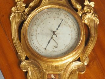 Baromètre de style Louis XVI en bois doré, à décor de vases à l’antiqu