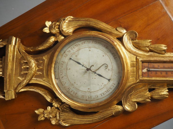 Baromètre de style Louis XVI en bois doré, à décor de vases à l’antiqu