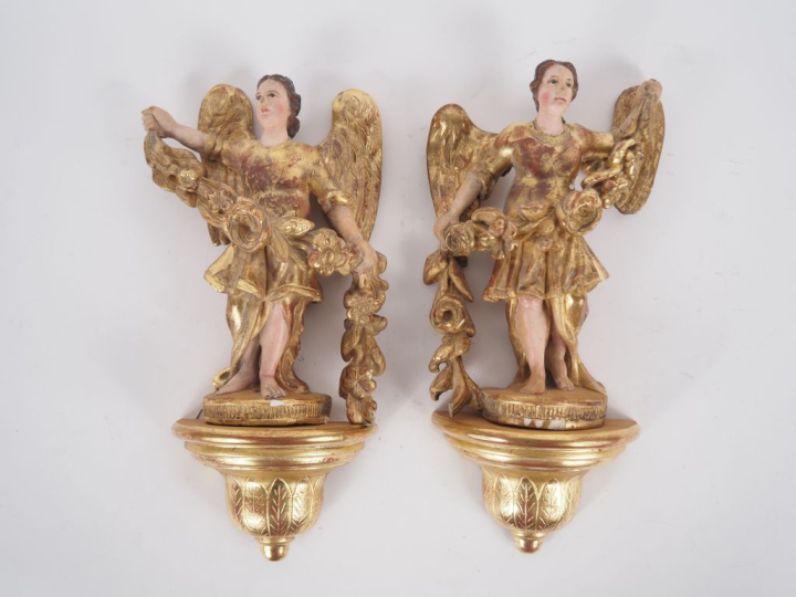 Paire de sujets XIXème en terre cuite polychrome et doré figurant des 