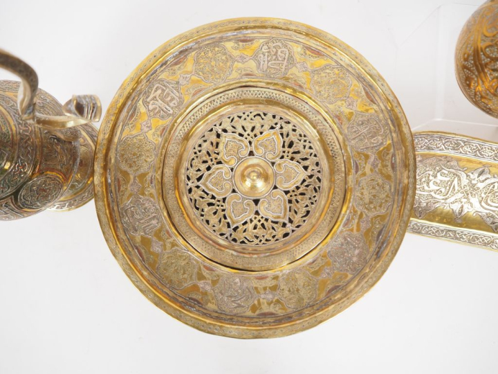 Différentes pièces arabes en cuivre jaune et en partie argenté compren