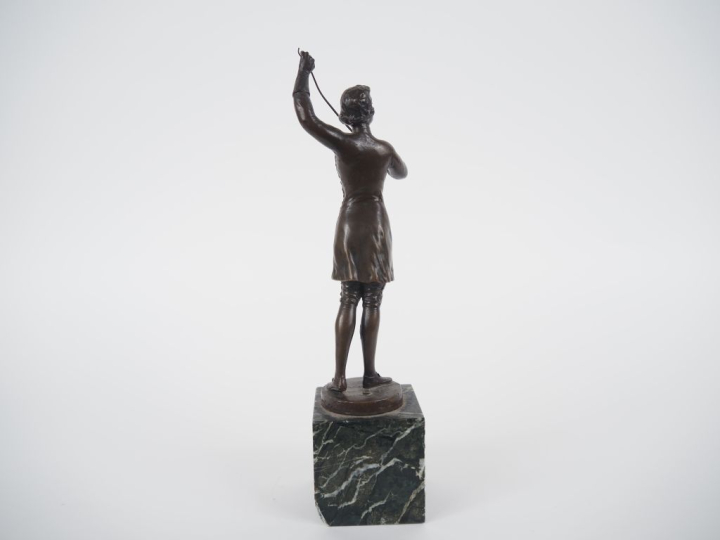 A. JACQUET.  "La fleurettiste" Sculpture en bronze à patine brune H. 2