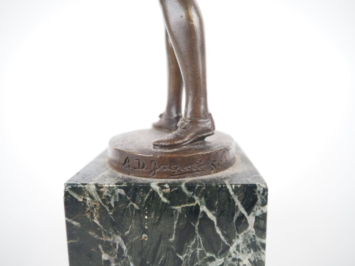 A. JACQUET.  "La fleurettiste" Sculpture en bronze à patine brune H. 2