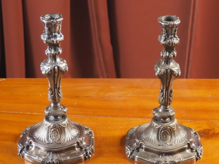 Paire de bougeoirs Napoléon III de style Louis XV en bronze argenté, à