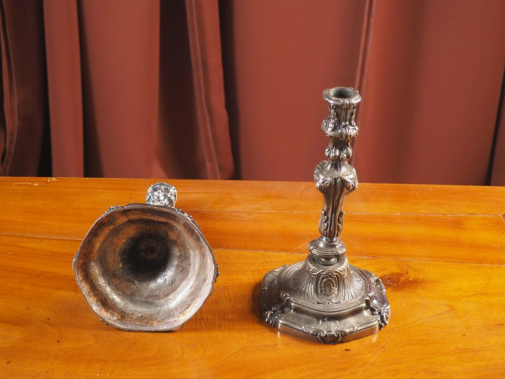 Paire de bougeoirs Napoléon III de style Louis XV en bronze argenté, à