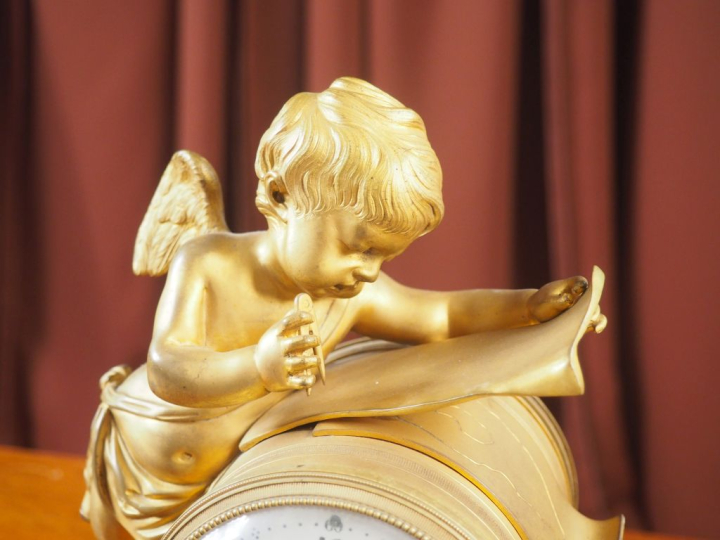 Pendule début XIXème, en bronze doré et marbre blanc, à décor d'une al