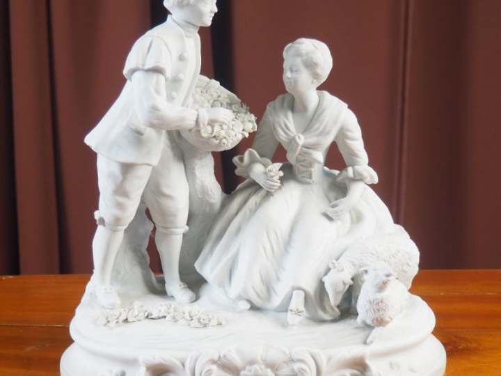 Groupe en biscuit, d’après BOUCHER.  « Scène galante » signé.  Dim. 7 