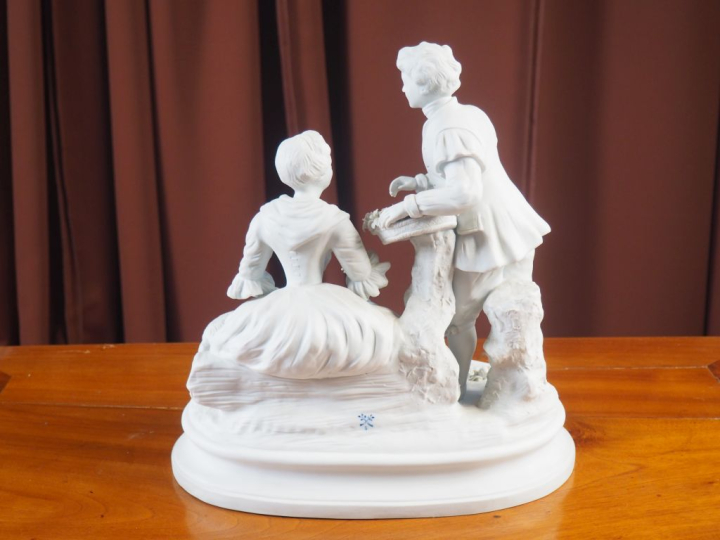 Groupe en biscuit, d’après BOUCHER.  « Scène galante » signé.  Dim. 7 