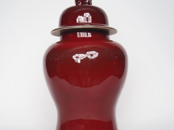 Potiche couverte "sang de bœuf" en porcelaine de Chine, prise en forme