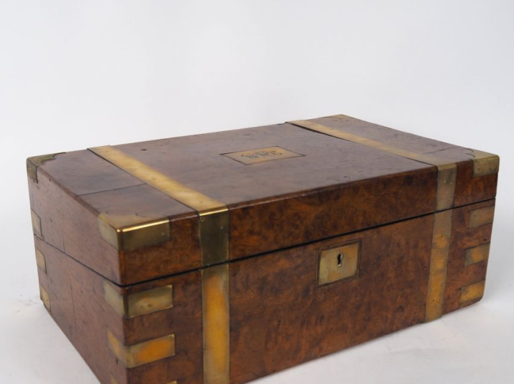 Ecritoire de voyage XIXème en placage de ronce de noyer et laiton, int