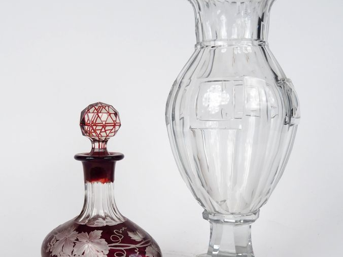 Flacon à liqueur en cristal de bohème bicolore à décor de pampres.  H.