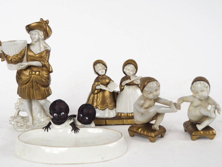 4 différents sujets 1900 en porcelaine blanche et dorée figurant des e
