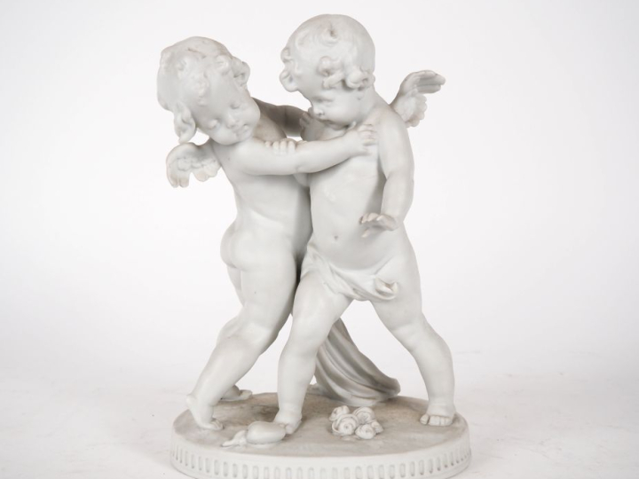 Groupe 1900 en biscuit "la lutte des amours".  H. 28 cm