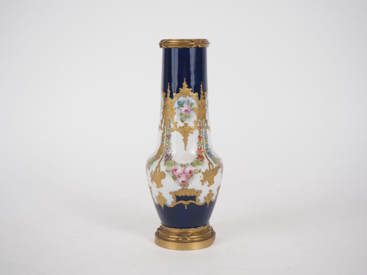 Vase monté en porcelaine dans le goût de Sèvres, à décor de fleurs pol