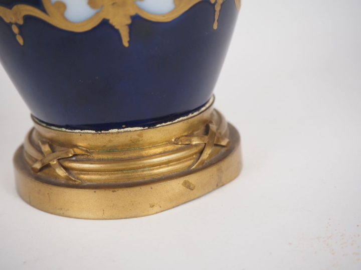Vase monté en porcelaine dans le goût de Sèvres, à décor de fleurs pol
