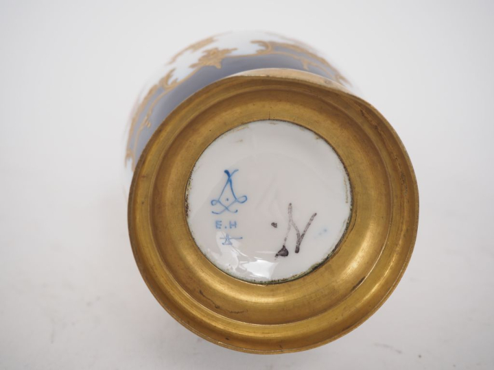 Vase monté en porcelaine dans le goût de Sèvres, à décor de fleurs pol
