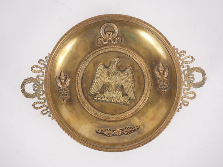 Coupe de style Empire en bronze et laiton, à décor d'attributs de l'ép