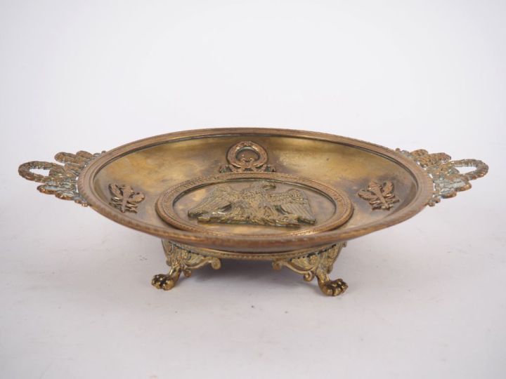 Coupe de style Empire en bronze et laiton, à décor d'attributs de l'ép