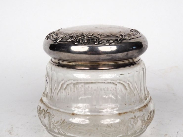 Bonbonnière en cristal gravé et argent, poinçon Minerve, à décor de ro