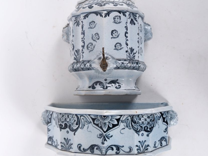 Fontaine et son bassin en faience décor de fleurs et de rocailles et d