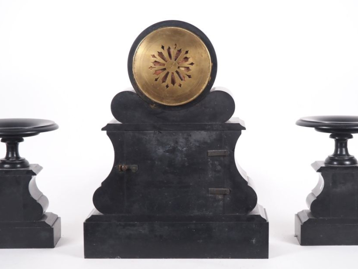Garniture de cheminée Napoléon III en marbre bicolore comprenant une p
