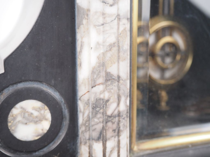 Garniture de cheminée Napoléon III en marbre bicolore comprenant une p