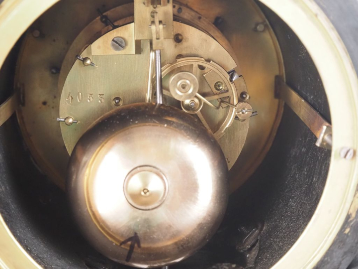 Garniture de cheminée Napoléon III en marbre bicolore comprenant une p