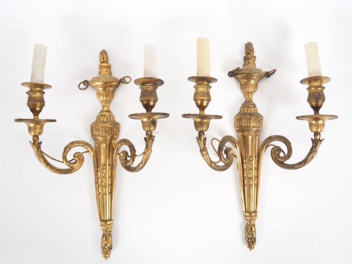 Paire d'appliques doubles de style Louis XVI en bronze doré à décor de