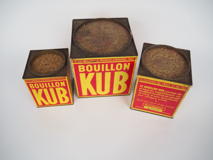 3 différentes boites en tôle "bouillon Kub". H. 18 cm 16 cm et 13,5 cm