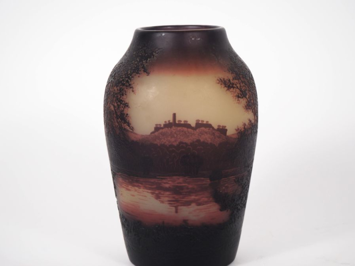 D'ARGENTAL.  Vase ovoide en verre à décor gravé en camée à l'acide de 