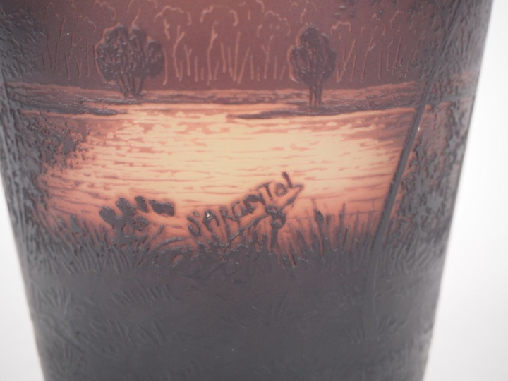 D'ARGENTAL.  Vase ovoide en verre à décor gravé en camée à l'acide de 