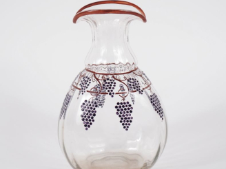 Vente aux enchères Vase ou verseuse Art déco en verre, à décor émaillé de pampres.  H. 21