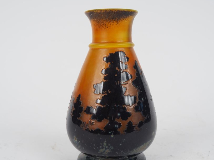 Vase en verre à décor d'arbres noirs sur fond jaune orangé.  H. 16 cm