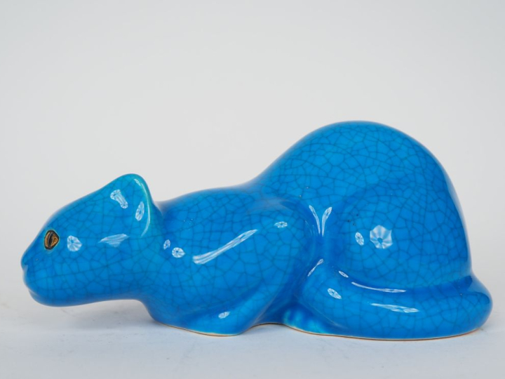 LONGWY.  "chat persan" Sujet en céramique bleu craquelé Dim. 8,5 x 17,