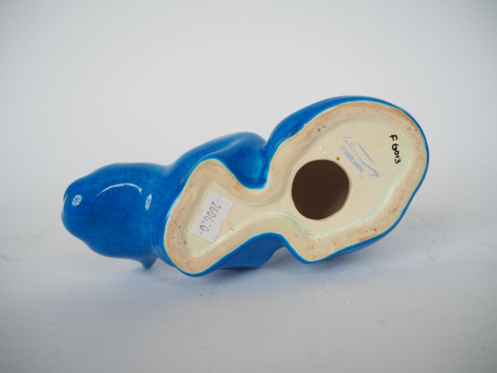 LONGWY.  "chat persan" Sujet en céramique bleu craquelé Dim. 8,5 x 17,