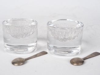 Vente aux enchères DAUM.  Paire de salerons en cristal et leurs pelles en métal.  Signés