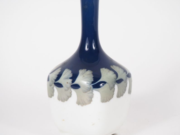 Soliflore Art Déco en porcelaine de Cophenhague, à décor de feuilles d