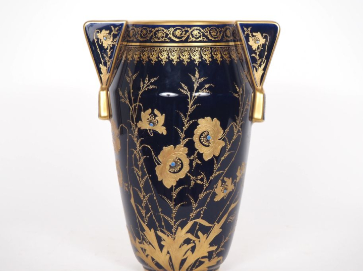 LIMOGES.  Vase Art Déco en porcelaine à décor émaillé et doré, de fleu