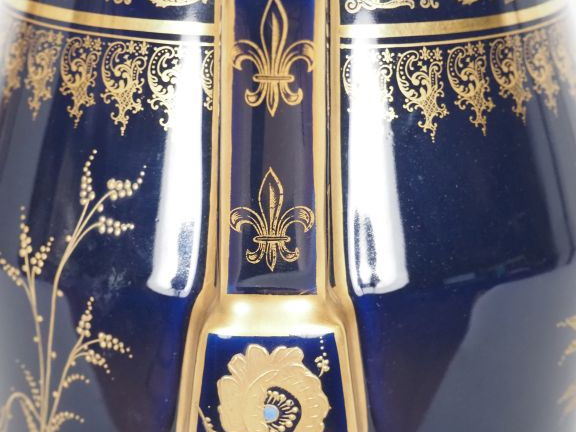 LIMOGES.  Vase Art Déco en porcelaine à décor émaillé et doré, de fleu