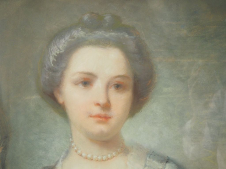 École française, dans le goût du XVIIIème.  "Portrait de dame à la ros
