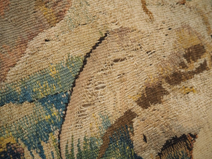 Tapisserie "Verdure" XVIIIème, à décor de personnages et de haras. Dim